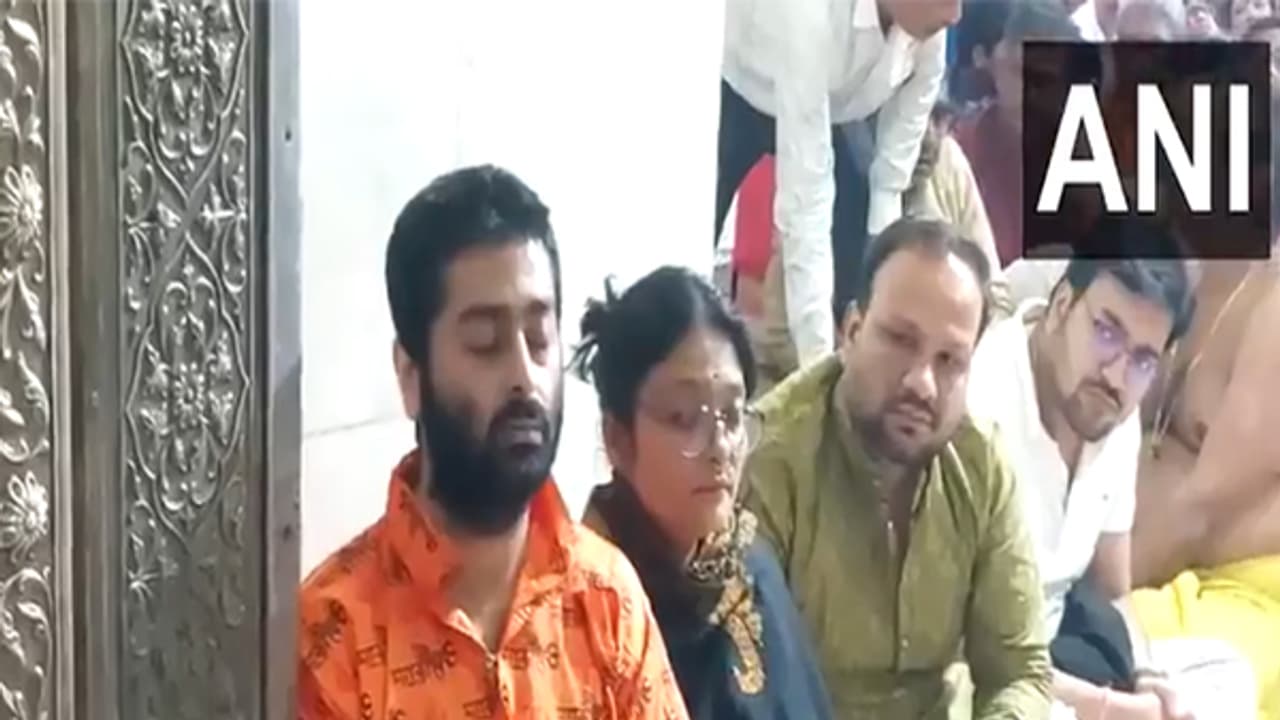 Arijit Singh visits Mahakaleshwar Temple in Ujjain, offers prayers with his wife Arijit Singh visits Mahakaleshwar Temple in Ujjain, offers prayers with his wife