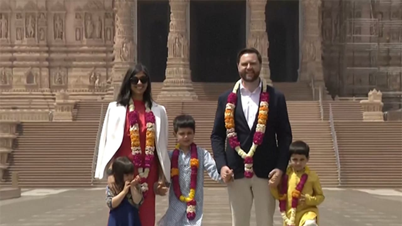 அமெரிக்க துணை ஜனாதிபதி ஜே.டி. வான்ஸ் அக்ஷர்தாம் கோயிலுக்கு வருகை!