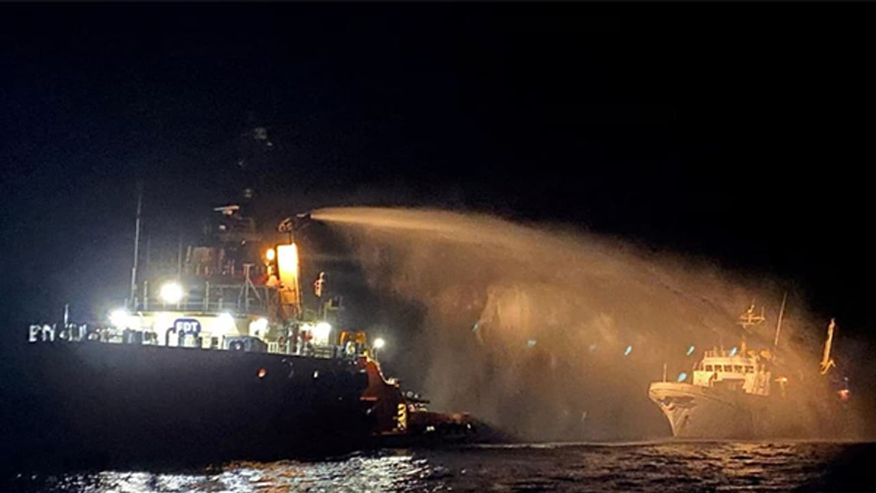 காசாவுக்கு சென்ற கப்பலில் தீ விபத்து; 16 பேரும் உயிர் தப்பியதாக தகவல்!