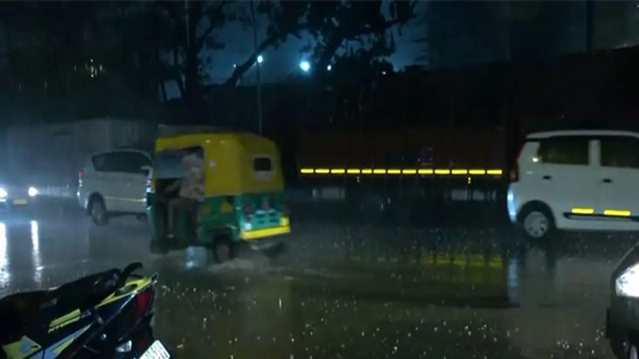 രാത്രി മഴ കടുക്കും! അടുത്ത മൂന്ന് മണിക്കൂറിൽ 14 ജില്ലകളിലും ഓറഞ്ച് അലർട്ട്, അനാവശ്യ യാത്രകൾ ഒഴിവാക്കാൻ നിർദേശം