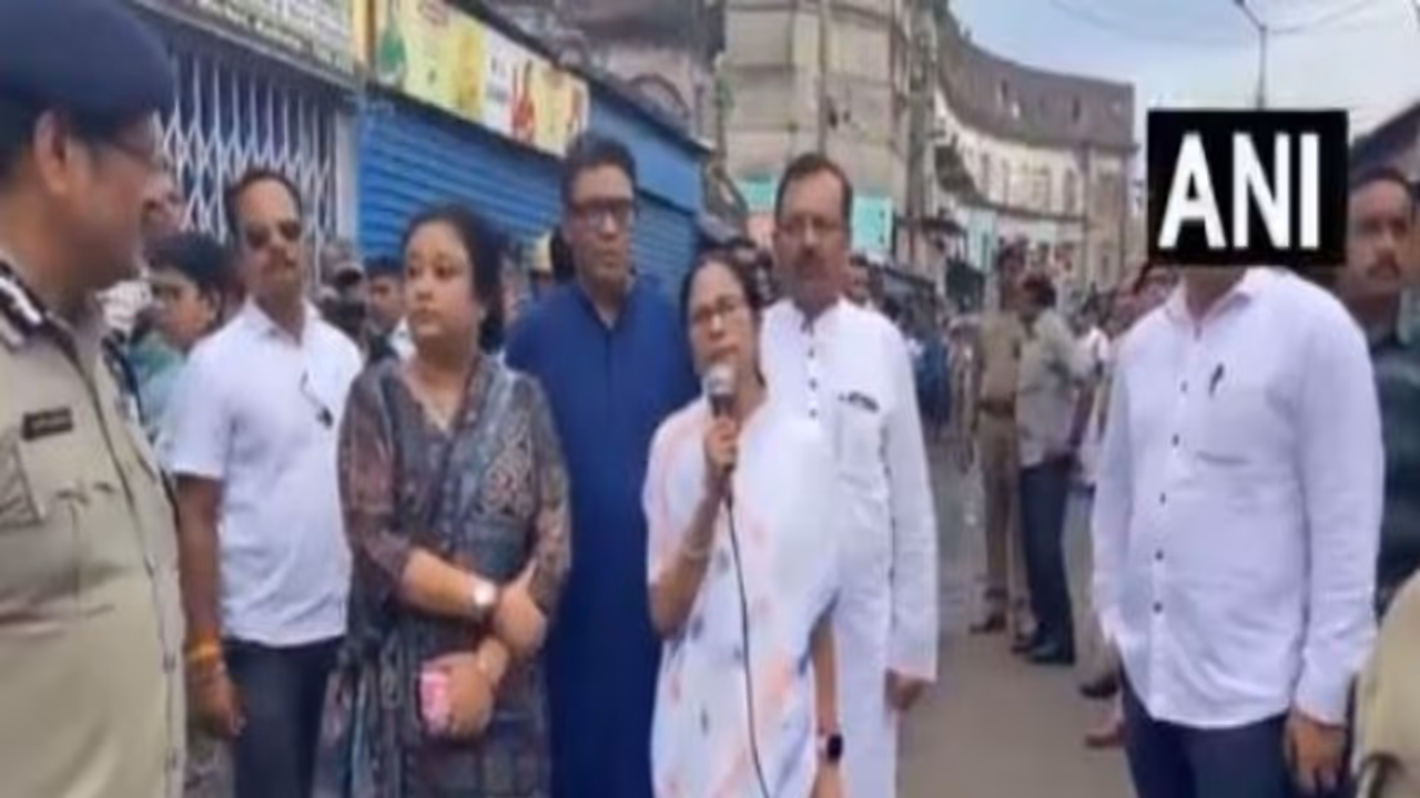 West Bengal Chief Minister Mamata Banerjee at Khidirpur wholesale market on Monday. (Photo/ANI)