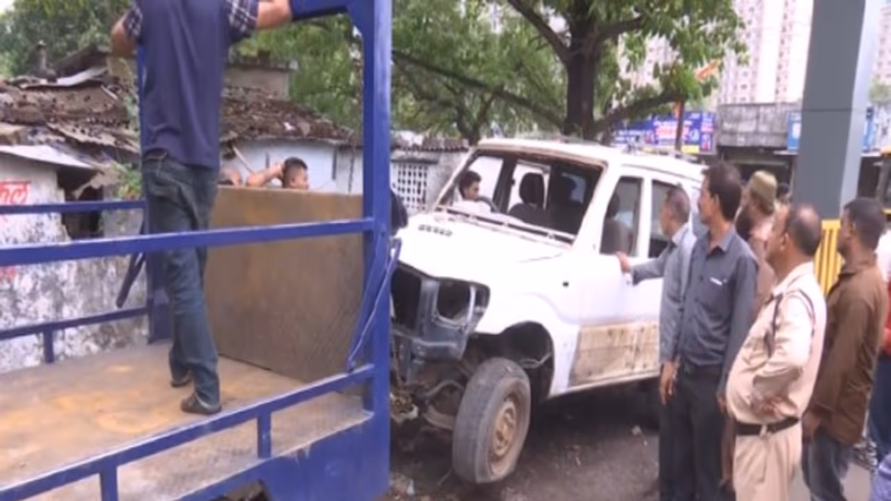 Scrap vehicle being removed by the team (Photo / ANI) Scrap vehicle being removed by the team (Photo / ANI)