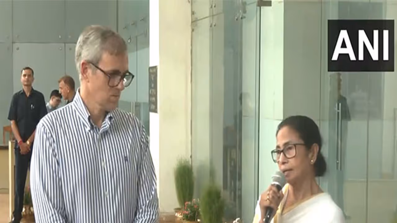 J K CM Omar Abdullah and WB CM Mamata Banerjee (Photo/ANI) J K CM Omar Abdullah and WB CM Mamata Banerjee (Photo/ANI)