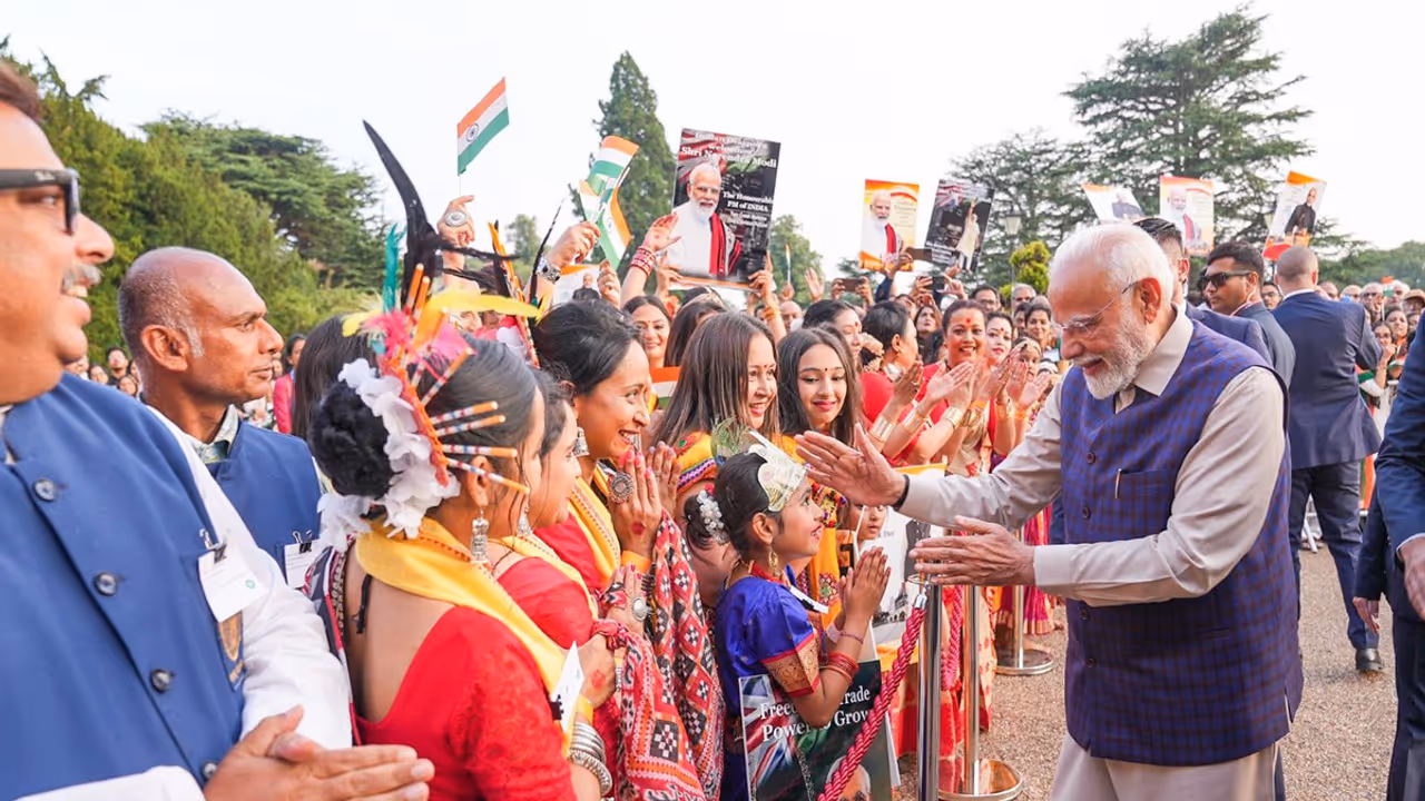 PM Modi Receives Warm Welcome from Indian Diaspora in UK, Calls Affection “Truly Heartening”