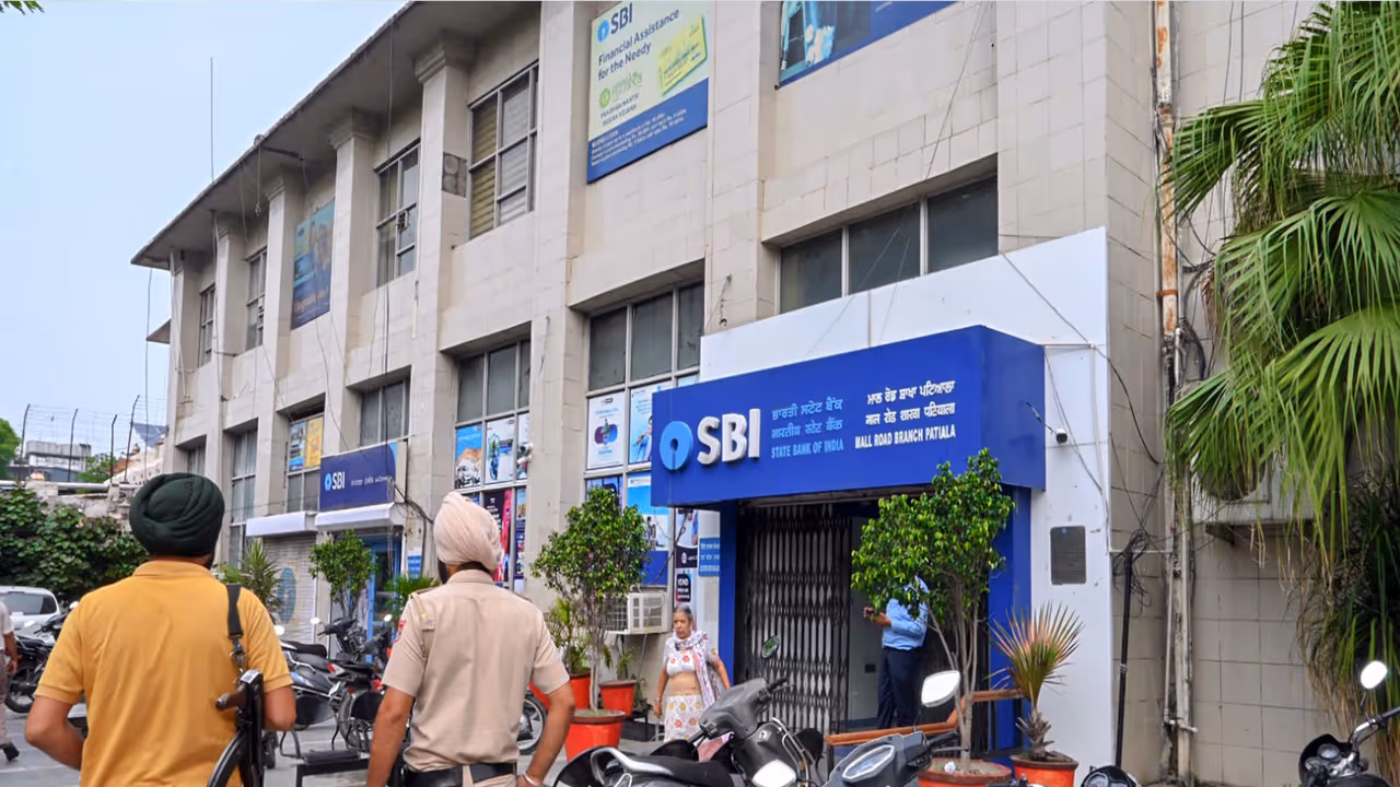 Public sector banks outpace private lenders