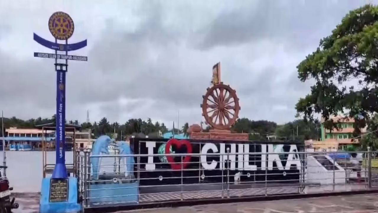 Chilika Lake in Odisha's Khordha district turns rough due to the impact of Cyclone Montha (Photo/ANI) Chilika Lake in Odisha's Khordha district turns rough due to the impact of Cyclone Montha (Photo/ANI)