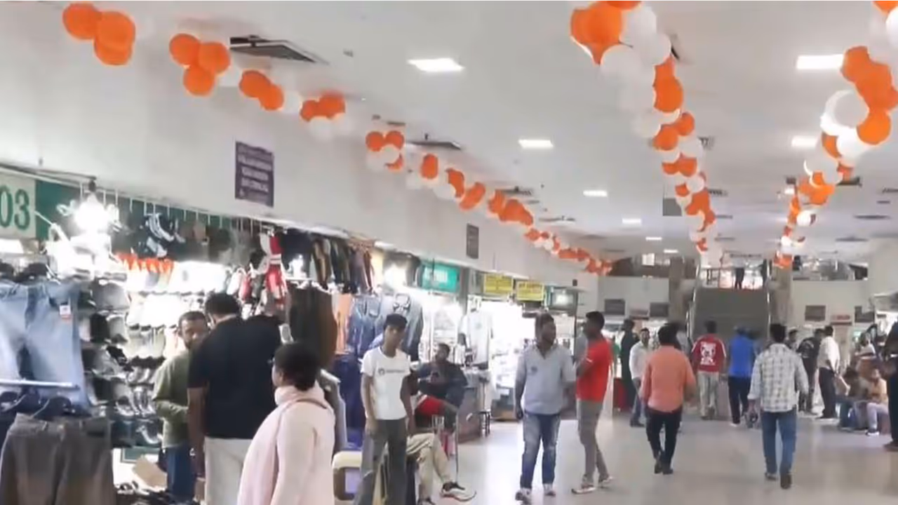 Shops at Palika Bazaar during the protest (Photo/ANI) Shops at Palika Bazaar during the protest (Photo/ANI)