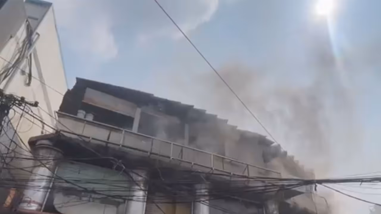 Fire breaks out at cloth shop (Photo/ANI) Fire breaks out at cloth shop (Photo/ANI)