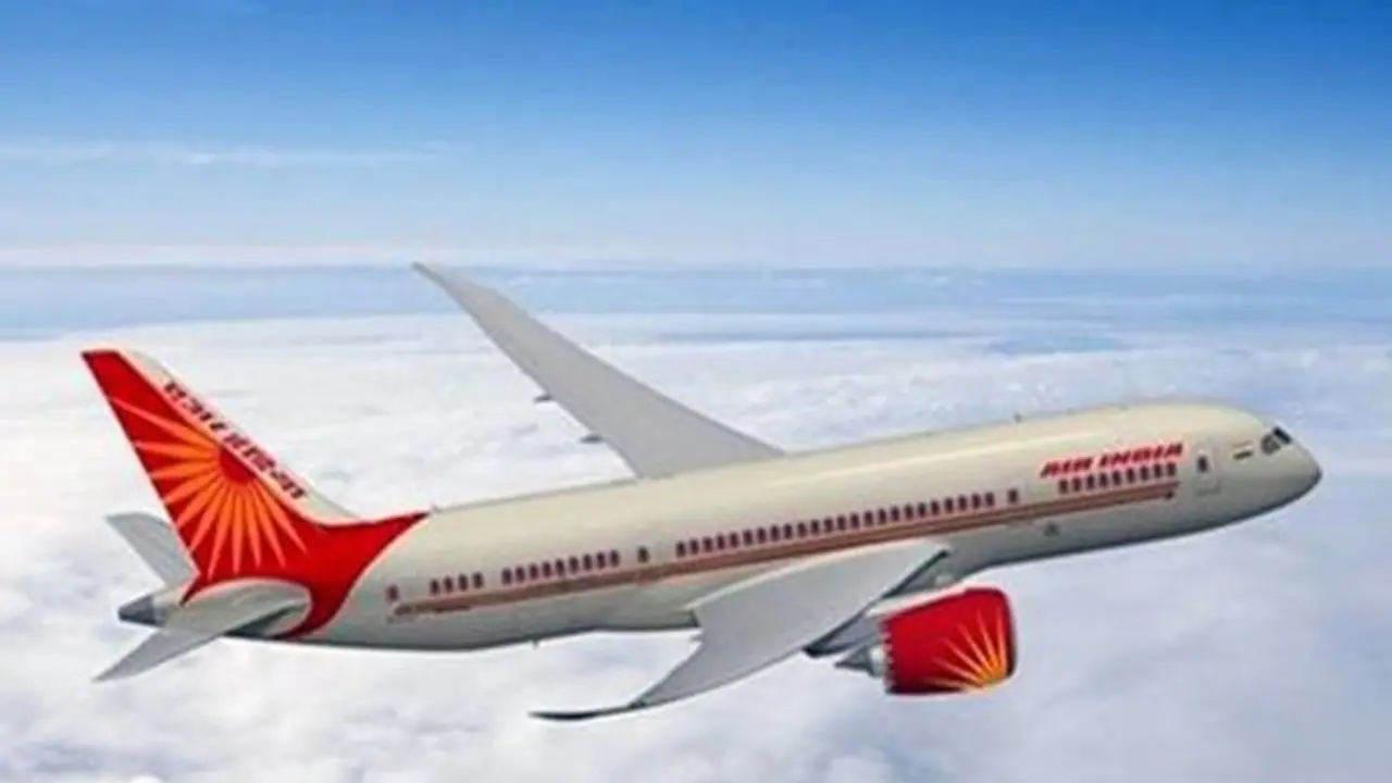 దుర్వాసన వస్తోందని విమానం నుండి దింపారు