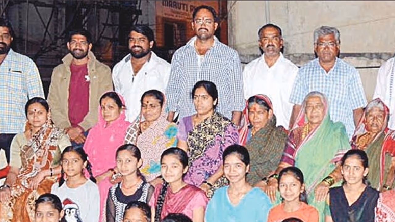 ಇದಪ್ಪಾ ಫ್ಯಾಮಿಲಿ: 70 ಜನಕ್ಕೆ ಒಂದೇ ಮನೆ, ಒಂದೇ ಒಲೆ, ಒಂದು ಹೊತ್ತಿಗೆ 300 ರೊಟ್ಟಿ, 10 ಲೀಟರ್ ಚಹಾ!