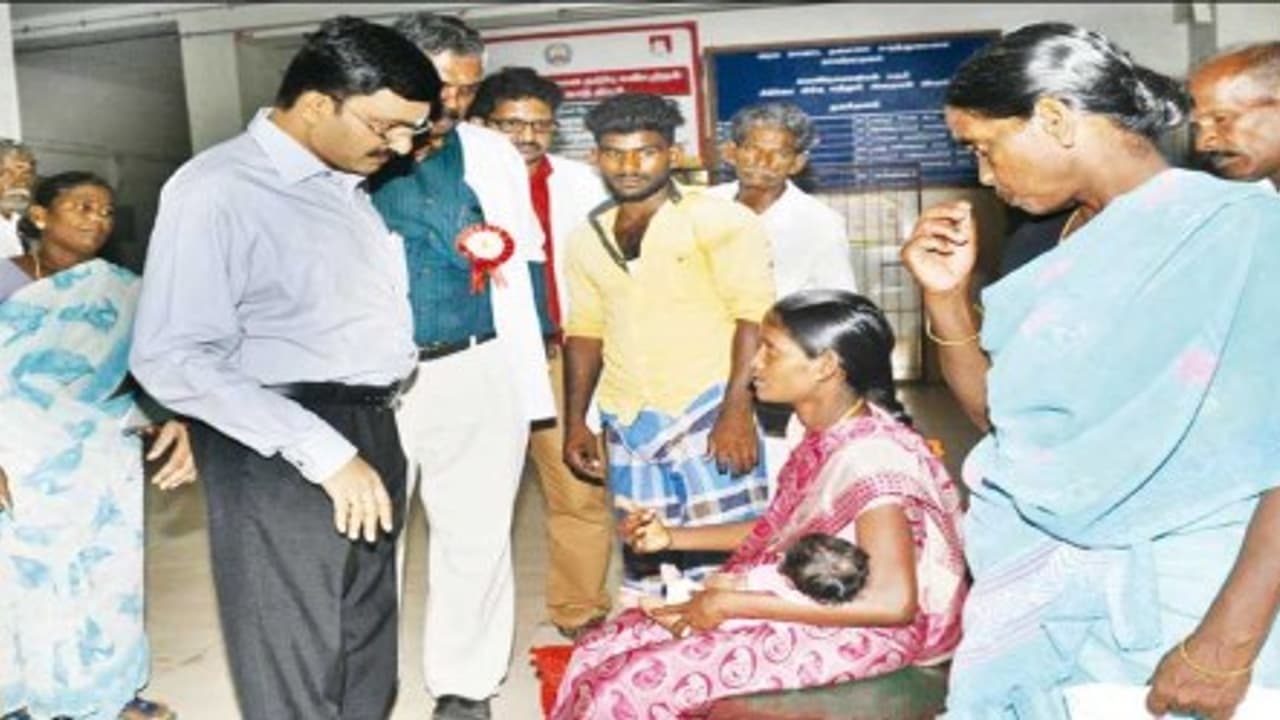 அரசு தலைமை மருத்துவமனையில் ஆட்சியர் திடீர் ஆய்வு; நோயாளிகளின் உணவை சாப்பிட்டு தரசோதனை நடத்தினார்… அரசு தலைமை மருத்துவமனையில் ஆட்சியர் திடீர் ஆய்வு; நோயாளிகளின் உணவை சாப்பிட்டு தரசோதனை நடத்தினார்…