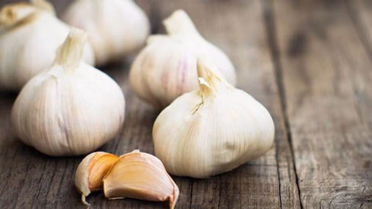 ঘুম থেকে উঠে খালি পেটে এক কোয়া রসুন, কাজ করবে ম্যাজিকের মতন ঘুম থেকে উঠে খালি পেটে এক কোয়া রসুন, কাজ করবে ম্যাজিকের মতন