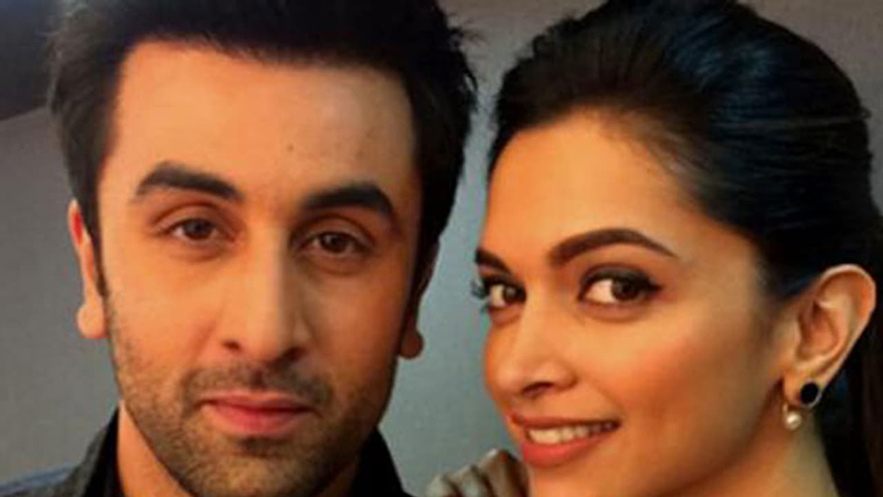 പ്രണയം തകര്ന്നെങ്കിലും ദീപികയ്ക്കായി രണ്ബിറിന്റെ പാട്ടും ഡാൻസും വീഡിയോ പ്രണയം തകര്ന്നെങ്കിലും ദീപികയ്ക്കായി രണ്ബിറിന്റെ പാട്ടും ഡാൻസും വീഡിയോ