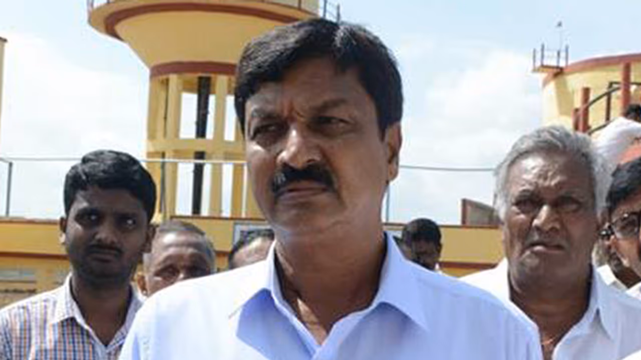 'ಮಾಜಿ ಮುಖ್ಯಮಂತ್ರಿ ಸಿದ್ದರಾಮಯ್ಯ ಅತಿ ಶೀಘ್ರದಲ್ಲಿ ಬಿಜೆಪಿಗೆ ಬರ್ತಾರೆ'