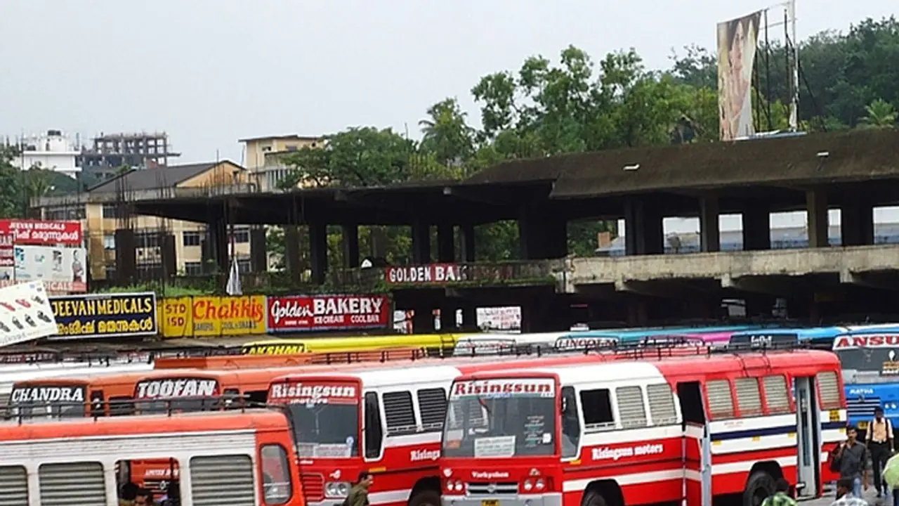 സ്വകാര്യബസുകള് കെ എസ് ആര് ടി സിക്ക് ഭീഷണിയാവാന് അനുവദിക്കില്ലെന്ന് ഗതാഗതമന്ത്രി സ്വകാര്യബസുകള് കെ എസ് ആര് ടി സിക്ക് ഭീഷണിയാവാന് അനുവദിക്കില്ലെന്ന് ഗതാഗതമന്ത്രി