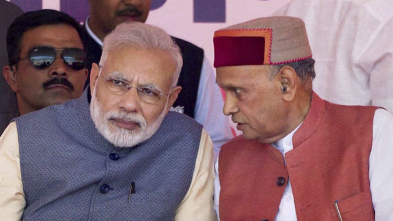 कांग्रेस अब BJP नेताओं के नाम लेकर साधने लगी भाजपा पर निशाना, धूमल को लेकर कसा पार्टी पर तंज कांग्रेस अब BJP नेताओं के नाम लेकर साधने लगी भाजपा पर निशाना, धूमल को लेकर कसा पार्टी पर तंज