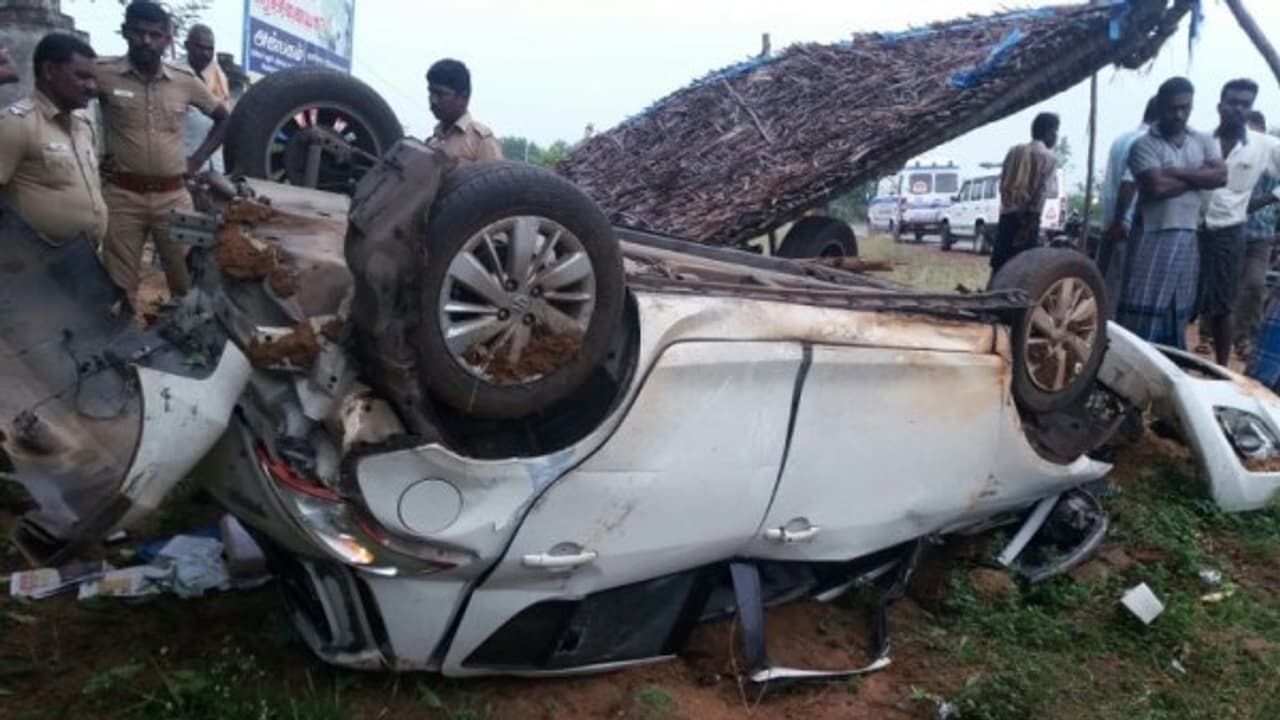 அப்பளமாக நொறுங்கிய மாருதி எர்டிகா..! முன்னாள் அமைச்சர் கோகுல இந்திராவின் அண்ணன் கார் விபத்தில் மரணம்..! அப்பளமாக நொறுங்கிய மாருதி எர்டிகா..! முன்னாள் அமைச்சர் கோகுல இந்திராவின் அண்ணன் கார் விபத்தில் மரணம்..!