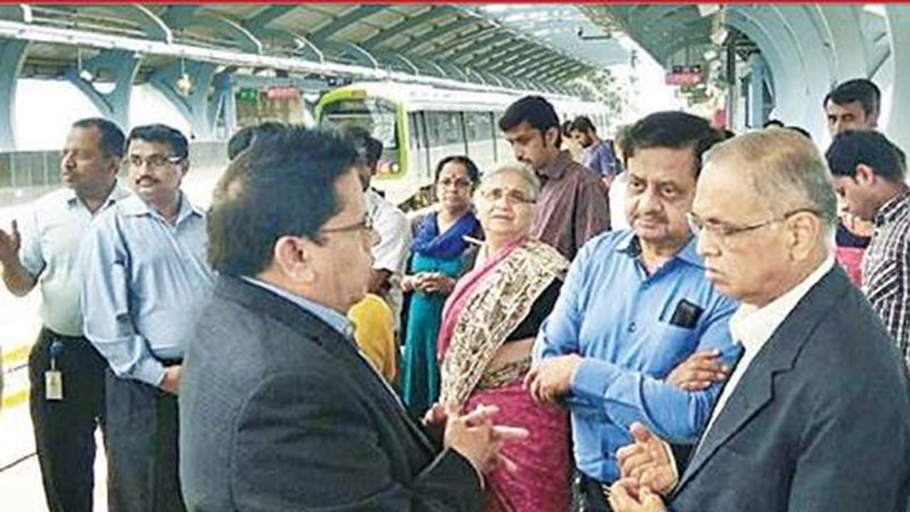ಬೆಂಗಳೂರು ಮೆಟ್ರೋದಲ್ಲಿ ಸಂಚರಿಸಿದ ನಾರಾಯಣ ಮೂರ್ತಿ ದಂಪತಿ