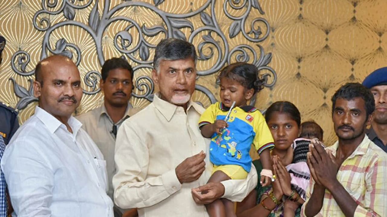 ‘మత్యుంజయడు’ చంద్రశేఖర్ తో ముఖ్యమంత్రి చంద్రబాబు ‘మత్యుంజయడు’ చంద్రశేఖర్ తో ముఖ్యమంత్రి చంద్రబాబు