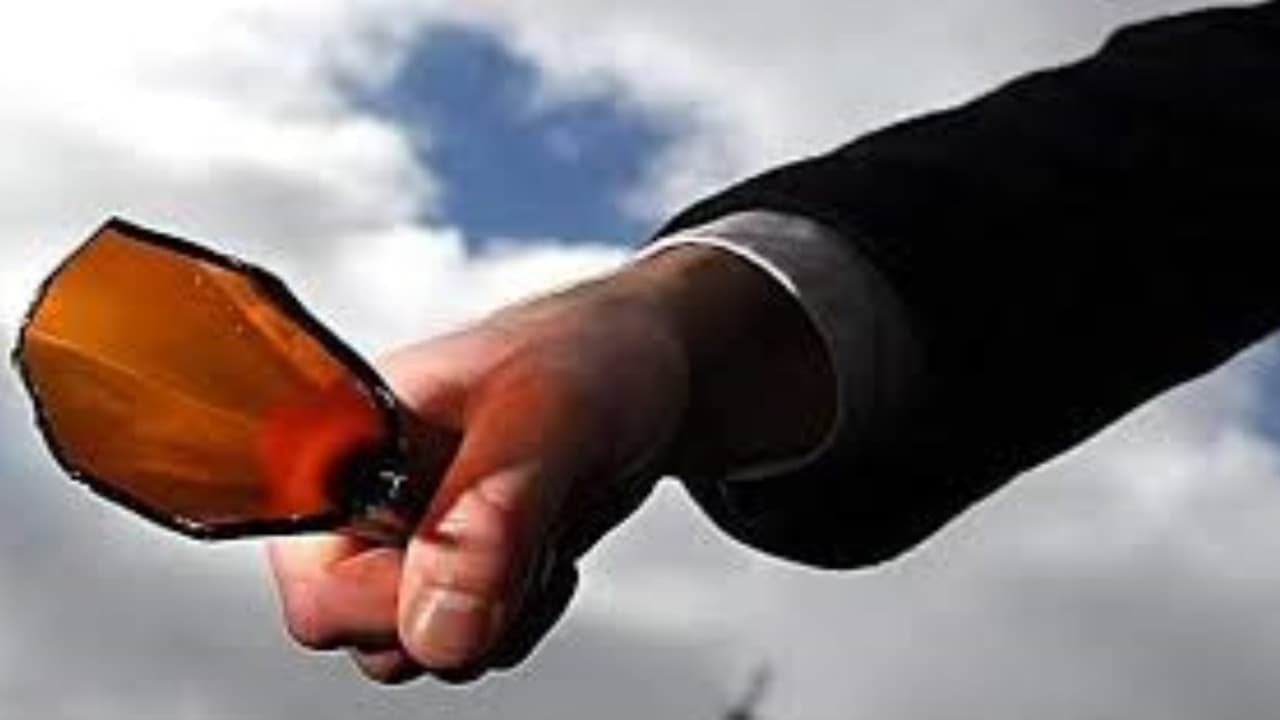 విజయవాడలో దారుణం... రూ.15కోట్ల మోసం... రెస్టారెంట్ యజమానిపై బీర్ బాటిల్స్ తో దాడి విజయవాడలో దారుణం... రూ.15కోట్ల మోసం... రెస్టారెంట్ యజమానిపై బీర్ బాటిల్స్ తో దాడి