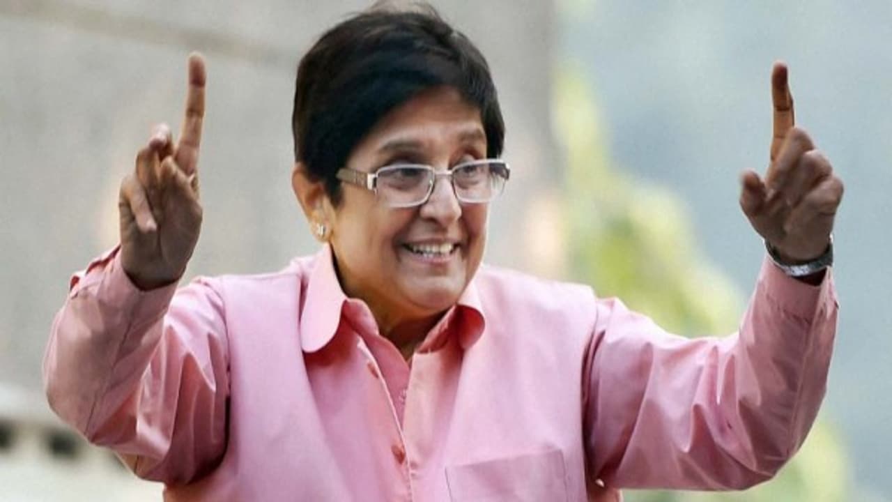 பகவத் கீதையைத் தத்துவப் படிப்பில் சேர்த்தது நச் முடிவு... அண்ணா பல்கலை.யை மெச்சிய கிரண்பேடி! பகவத் கீதையைத் தத்துவப் படிப்பில் சேர்த்தது நச் முடிவு... அண்ணா பல்கலை.யை மெச்சிய கிரண்பேடி!