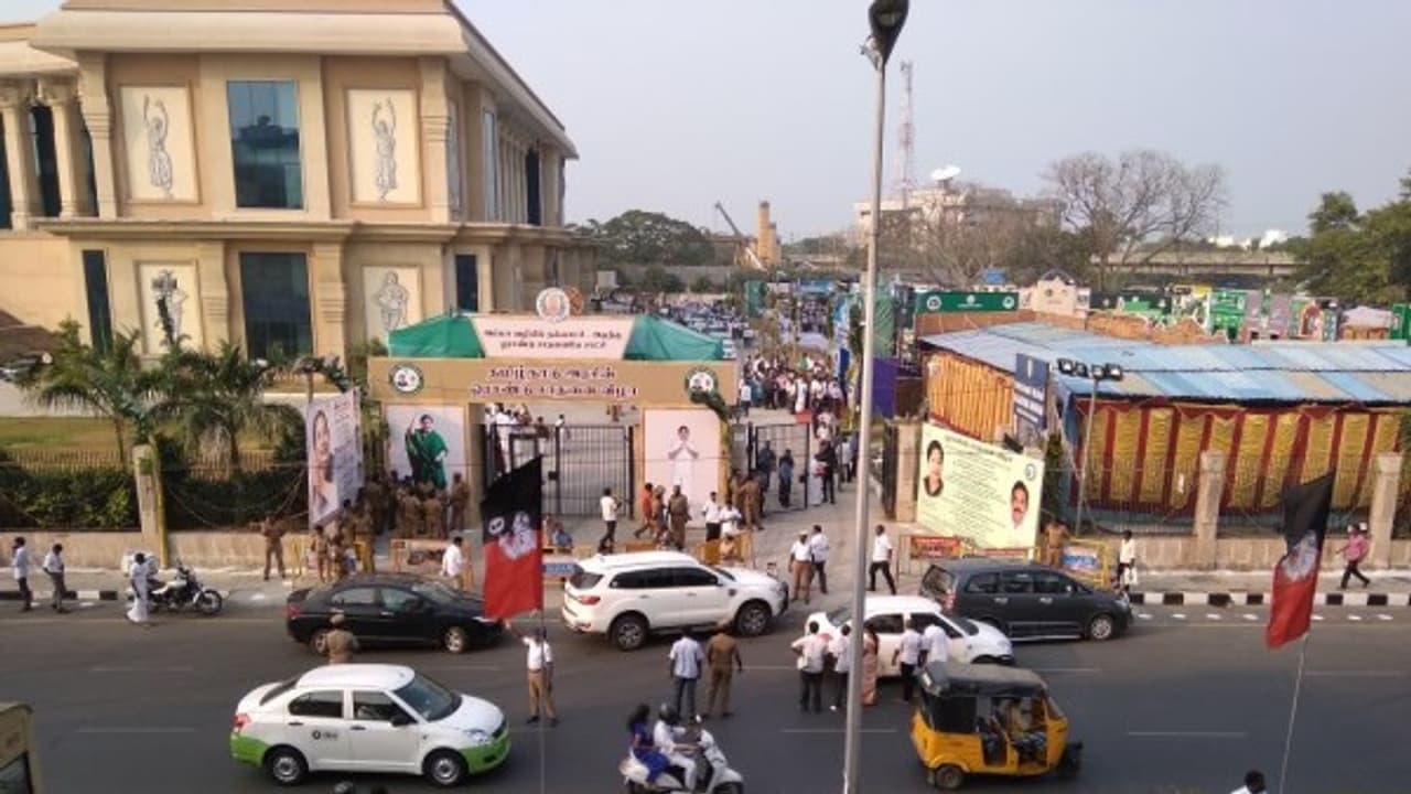 நம்ம வீட்ல இழவு விழுந்திருக்கு. இவங்க விழா நடத்திக்கிட்டிருக்காங்க பாத்தீங்களா’? சீரும் தினா! இந்த ஆட்சி இருக்கக்கூடாது... கர்ஜித்த சசி! நம்ம வீட்ல இழவு விழுந்திருக்கு. இவங்க விழா நடத்திக்கிட்டிருக்காங்க பாத்தீங்களா’? சீரும் தினா! இந்த ஆட்சி இருக்கக்கூடாது... கர்ஜித்த சசி!