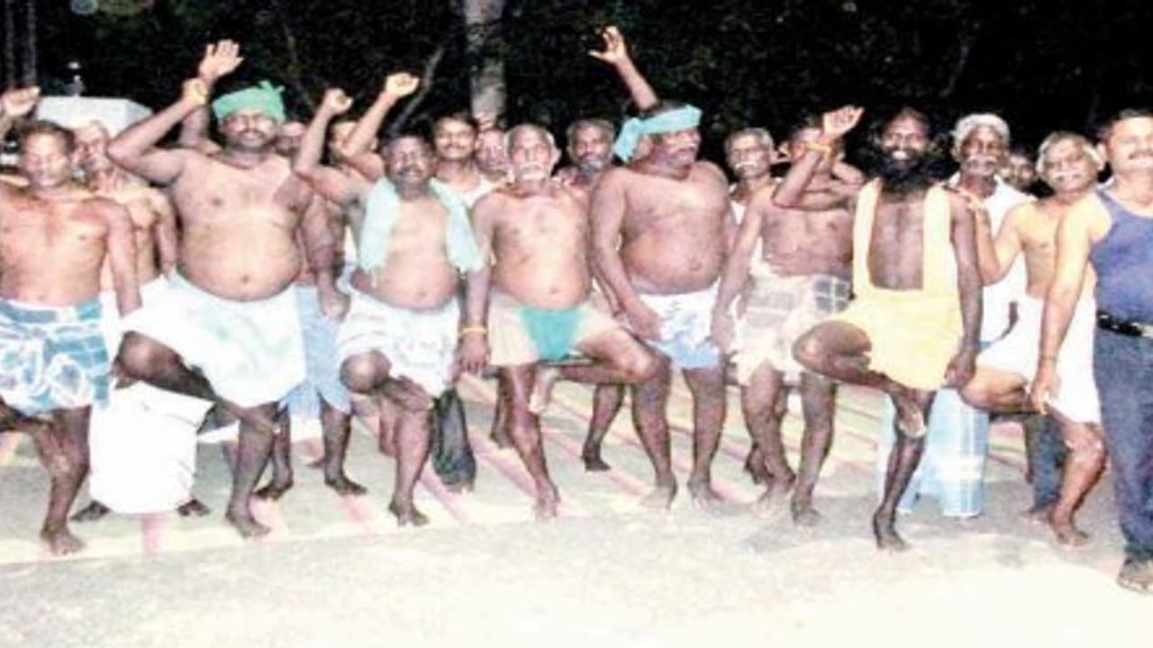 பல்வேறு கோரிக்கைகளை வலியுறுத்தி விவசாயிகள் ஒற்றைக் காலில் நின்று போராட்டம்; பல்வேறு கோரிக்கைகளை வலியுறுத்தி விவசாயிகள் ஒற்றைக் காலில் நின்று போராட்டம்;