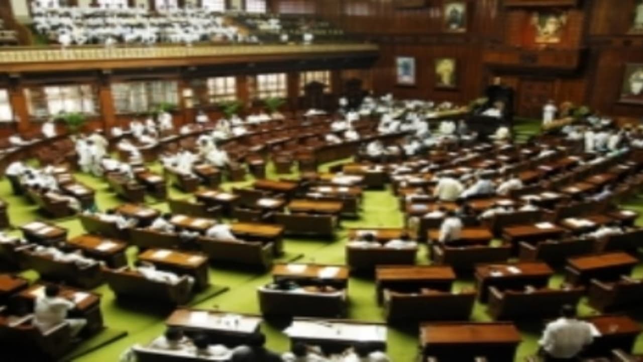 விவசாயிகளை அவதூறாக பேசுவதா? ஸ்டேட் வங்கி தலைவருக்கு உரிமை மீறல் நோட்டீஸ்... விவசாயிகளை அவதூறாக பேசுவதா? ஸ்டேட் வங்கி தலைவருக்கு உரிமை மீறல் நோட்டீஸ்...