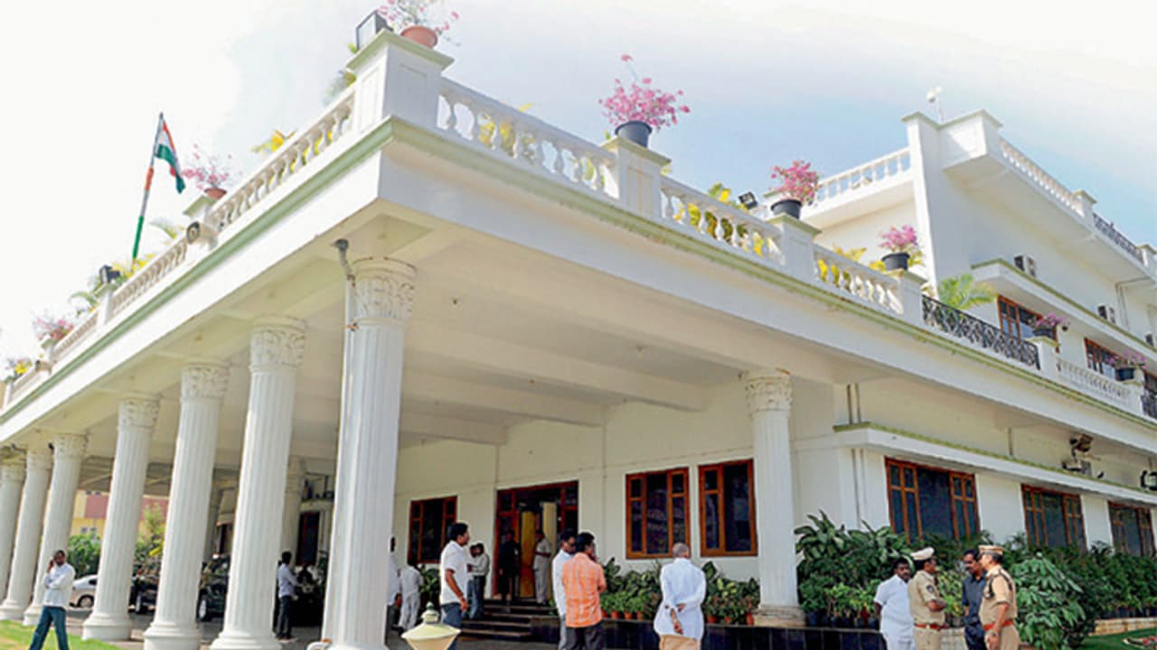 ప్రగతి భవన్ ముందు ఓ వ్యక్తి హల్చల్.. ఒంటిపై పెట్రోల్ పోసుకుని ఆత్మహత్యాయత్నం ప్రగతి భవన్ ముందు ఓ వ్యక్తి హల్చల్.. ఒంటిపై పెట్రోల్ పోసుకుని ఆత్మహత్యాయత్నం