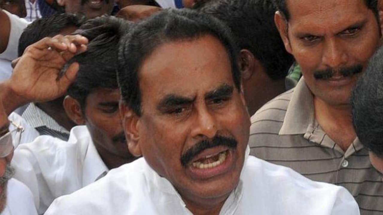 சசிகலா கணவர் நடராஜனுக்கு போதாத காலம் ; கண்டதும் பிடிக்க வாரண்ட் அதிரடி கிளப்பிய சிபிஐ நீதிமன்றம்...! சசிகலா கணவர் நடராஜனுக்கு போதாத காலம் ; கண்டதும் பிடிக்க வாரண்ட் அதிரடி கிளப்பிய சிபிஐ நீதிமன்றம்...!