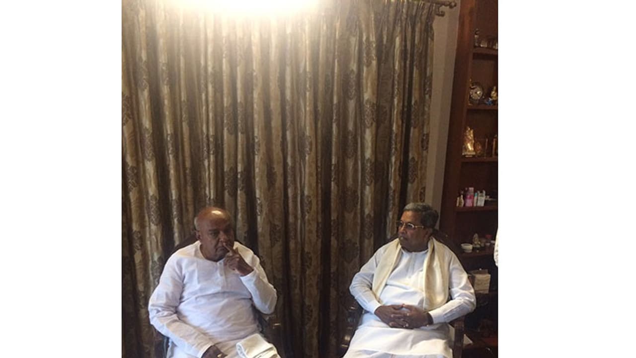 20 ವರ್ಷಗಳ ನಂತರ ಮೊದಲ ಬಾರಿಗೆ ಗೌಡರು ಸರ್ವಪಕ್ಷ ಸಭೆಯಲ್ಲಿ ಭಾಗಿ 20 ವರ್ಷಗಳ ನಂತರ ಮೊದಲ ಬಾರಿಗೆ ಗೌಡರು ಸರ್ವಪಕ್ಷ ಸಭೆಯಲ್ಲಿ ಭಾಗಿ