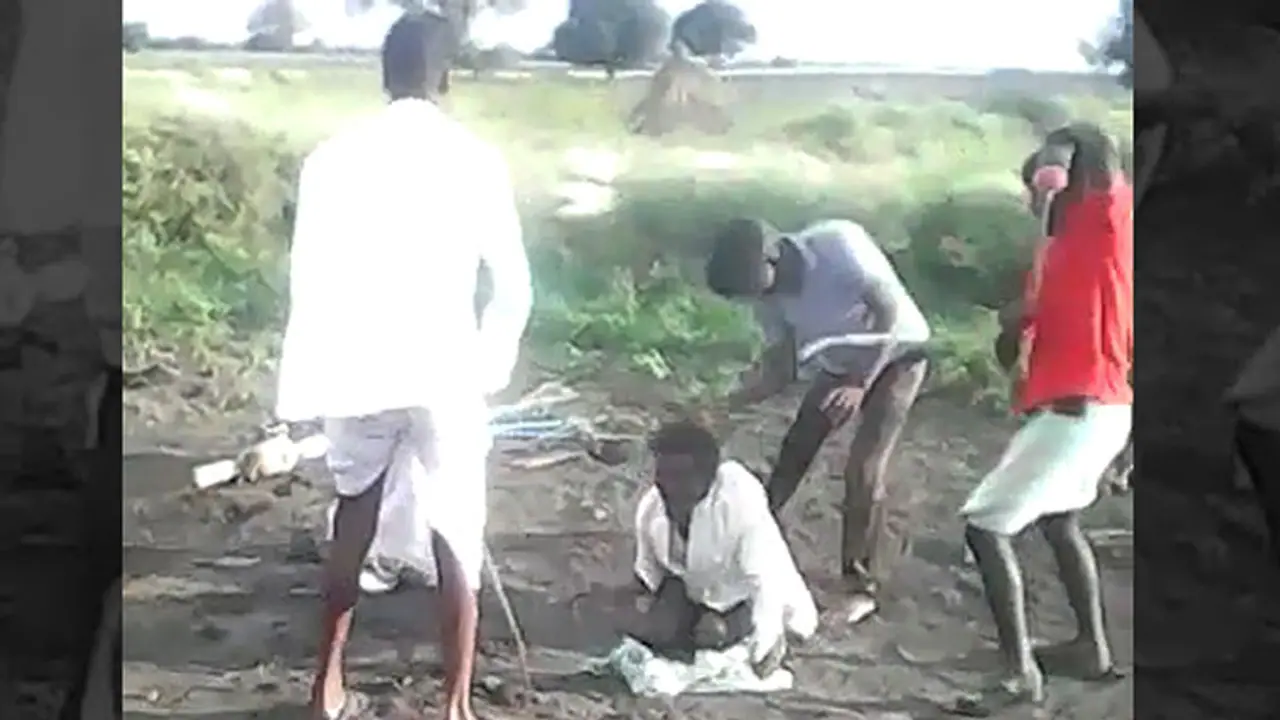 (వీడియో) డబ్బుకోసం తండ్రిని ఇలా చంపేస్తున్నారు (వీడియో) డబ్బుకోసం తండ్రిని ఇలా చంపేస్తున్నారు