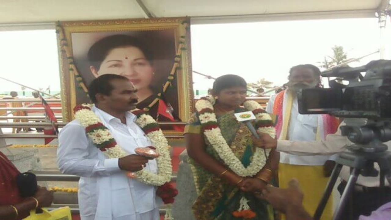 ஜெ. தலைமையில் நடக்க வேண்டிய திருமணம் நினைவிடத்தில் நடந்து முடிந்தது ஜெ. தலைமையில் நடக்க வேண்டிய திருமணம் நினைவிடத்தில் நடந்து முடிந்தது