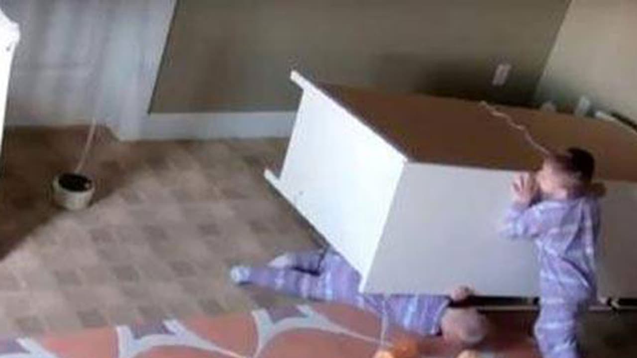 അലമാരയ്ക്ക് അടിയില് പെട്ട അനിയനെ രക്ഷിക്കുന്ന കൊച്ചുമിടുക്കന് അലമാരയ്ക്ക് അടിയില് പെട്ട അനിയനെ രക്ഷിക്കുന്ന കൊച്ചുമിടുക്കന്