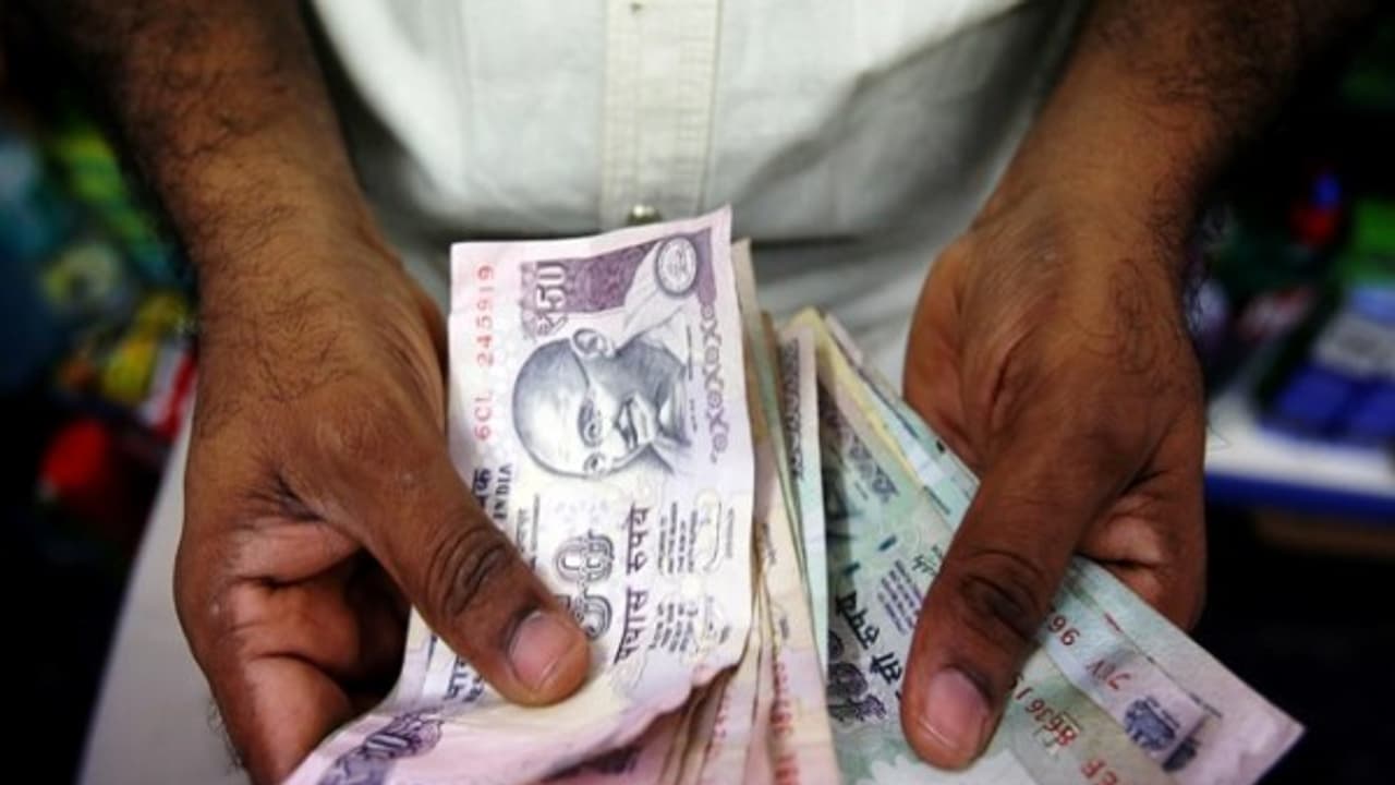 மாத சம்பளத்தில் "முதல் செலவு" இதுவா..? "ஒத்த பைசா" கூட கையில் நிற்காமல் போவதற்கு "காரணம்" இதுதான்...! மாத சம்பளத்தில் "முதல் செலவு" இதுவா..? "ஒத்த பைசா" கூட கையில் நிற்காமல் போவதற்கு "காரணம்" இதுதான்...!