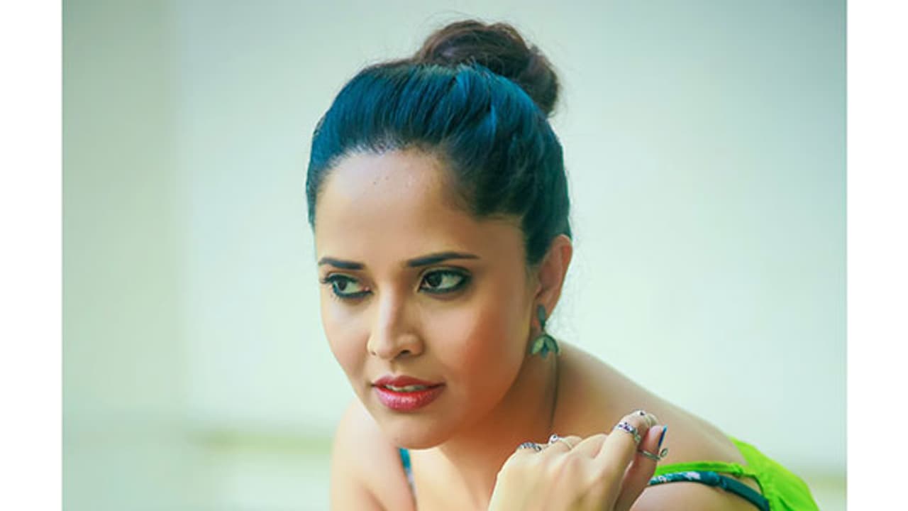 చెర్రీకి అనసూయ రుచులు చూపిస్తుందట చెర్రీకి అనసూయ రుచులు చూపిస్తుందట