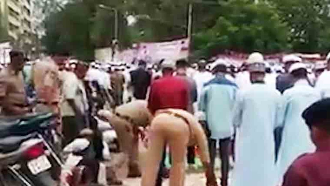 ಅಲ್ಲಿ, ಇಲ್ಲಿ ನಮಾಜ್ ಮಾಡಂಗಿಲ್ಲ: ಪೊಲೀಸರ ಖಡಕ್ ವಾರ್ನಿಂಗ್! ಅಲ್ಲಿ, ಇಲ್ಲಿ ನಮಾಜ್ ಮಾಡಂಗಿಲ್ಲ: ಪೊಲೀಸರ ಖಡಕ್ ವಾರ್ನಿಂಗ್!