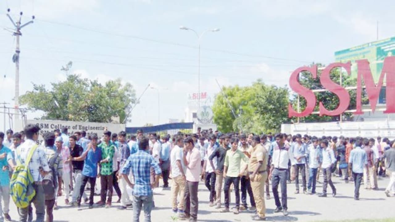 மாணவிகளுக்கு ஆபாச எஸ்.எம்.எஸ் அனுப்பிய கல்லூரி முதல்வர்; மாணவர்கள் போராட்டத்தால் முதல்வர் பணிநீக்கம்… மாணவிகளுக்கு ஆபாச எஸ்.எம்.எஸ் அனுப்பிய கல்லூரி முதல்வர்; மாணவர்கள் போராட்டத்தால் முதல்வர் பணிநீக்கம்…