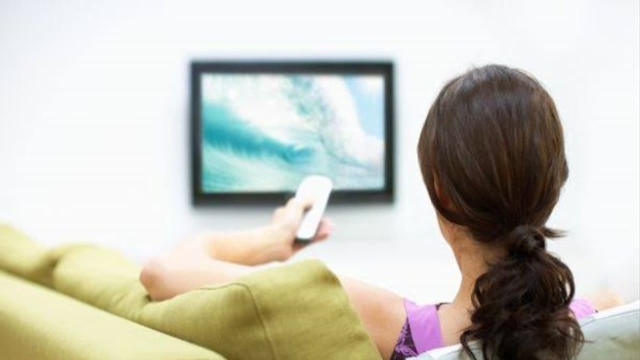டிவி பார்க்கும்போது பெண்களின் ஆயுள் குறைகிறதாம் – ஆய்வு சொல்லுது…