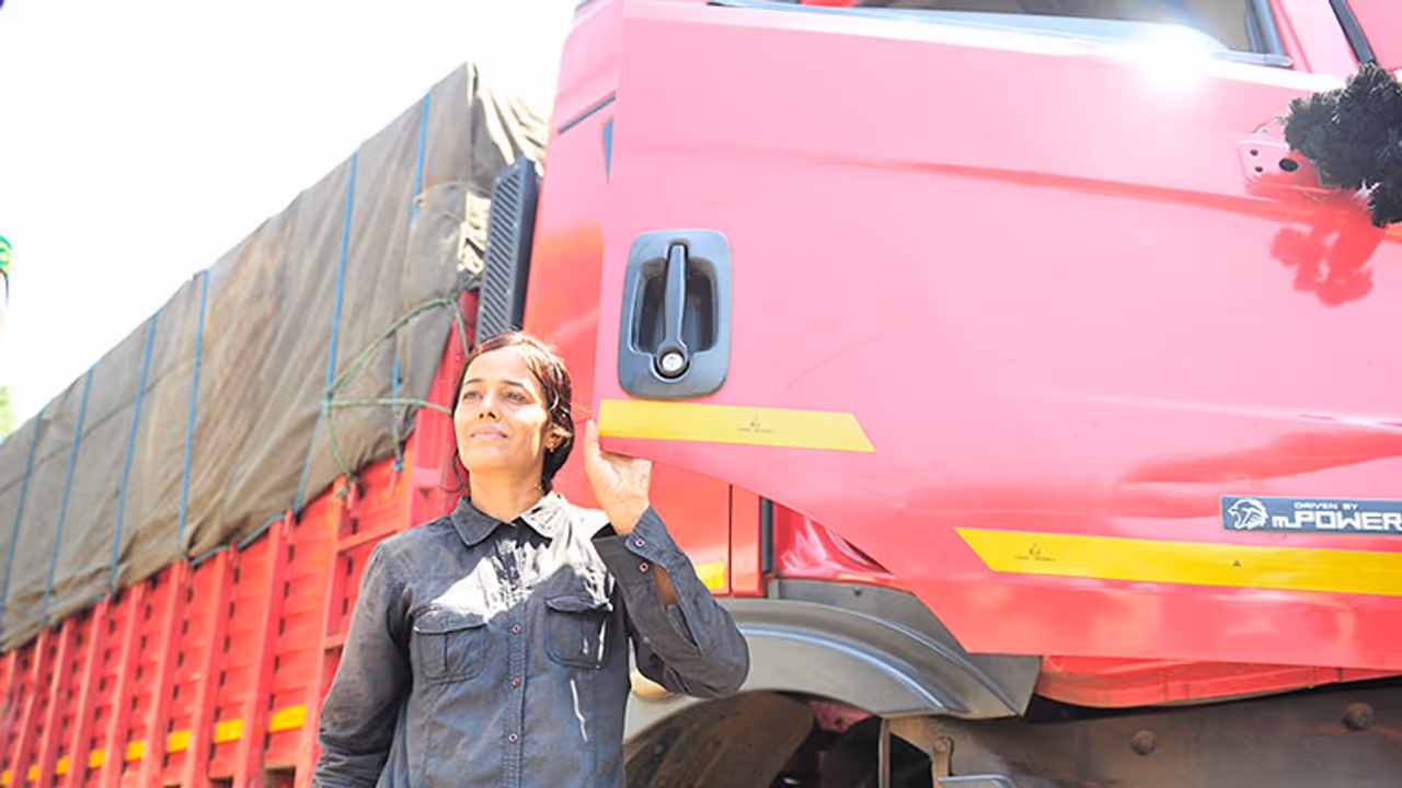 14 ടയറുള്ള ട്രക്കില്‍ ഒരു ലോഡ് മദ്യവുമായി വാളയാര്‍ കടന്ന് അവള്‍ എത്തി, കൂളായി!