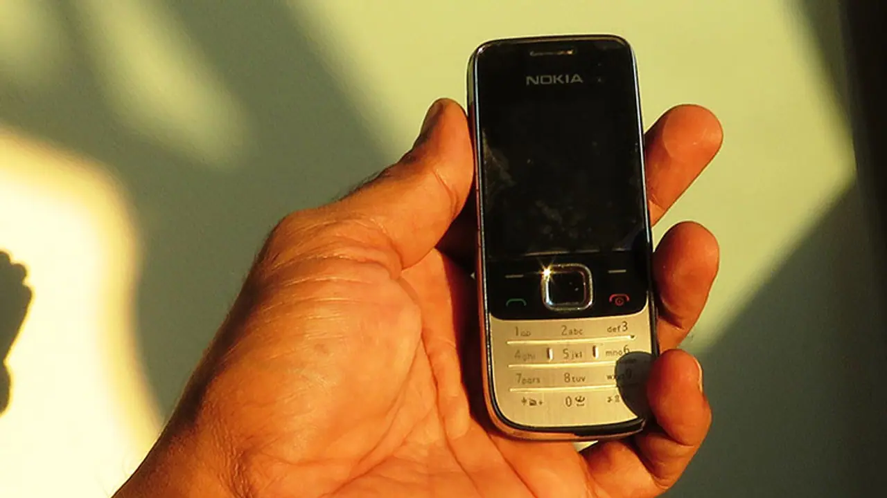 അര്‍ദ്ധരാത്രി നാട്ടില്‍നിന്നൊരു കോള്‍!