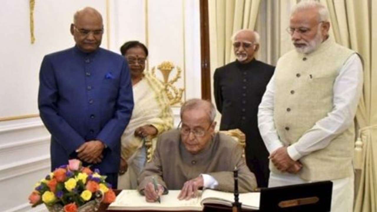 குடியரசுத் தலைவர் மாளிகையில் இருந்து இன்று வெளியேறுகிறார் பிரணாப் முகர்ஜி!! குடியரசுத் தலைவர் மாளிகையில் இருந்து இன்று வெளியேறுகிறார் பிரணாப் முகர்ஜி!!