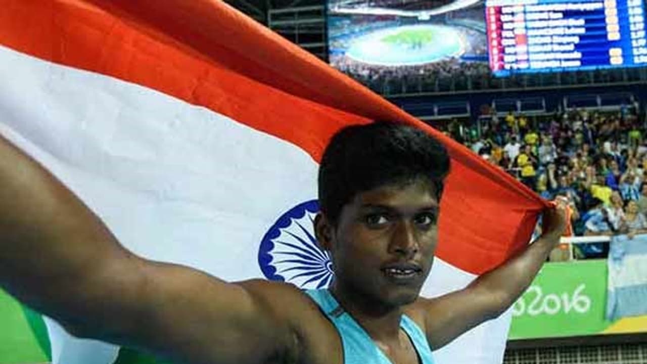 கொரோனா அறிகுறி? தேசிய கொடியை ஏந்தி செல்லும் கவுரவத்தை இழந்த மாரியப்பன் தங்கவேலு..!