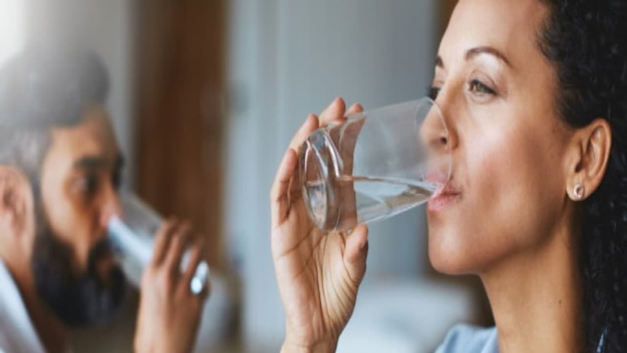 தாகம் எடுத்தாலும் அதிக தண்ணீர் குடிப்பது ஆபத்து...! உங்களுக்கு தெரியுமா..? தாகம் எடுத்தாலும் அதிக தண்ணீர் குடிப்பது ஆபத்து...! உங்களுக்கு தெரியுமா..?