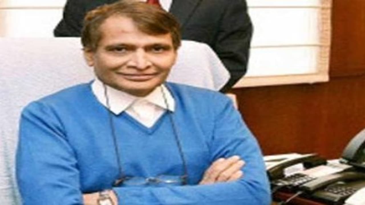 இரயில்வேயில் பணிபுரிந்து வரும் இந்திய வீராங்கனைகள் 10 பேருக்கு பதவி உயர்வு மற்றும் ரொக்கப் பரிசு சுரேஷ் பிரபு இரயில்வேயில் பணிபுரிந்து வரும் இந்திய வீராங்கனைகள் 10 பேருக்கு பதவி உயர்வு மற்றும் ரொக்கப் பரிசு சுரேஷ் பிரபு