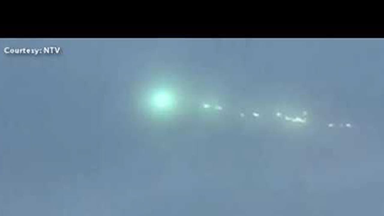 ആത്മാക്കള് ഭൂമിയിലിറങ്ങുന്ന ദിനത്തില് ആകാശത്ത് പായുന്ന പച്ചവെളിച്ചം; വീഡിയോ വൈറല് ആത്മാക്കള് ഭൂമിയിലിറങ്ങുന്ന ദിനത്തില് ആകാശത്ത് പായുന്ന പച്ചവെളിച്ചം; വീഡിയോ വൈറല്