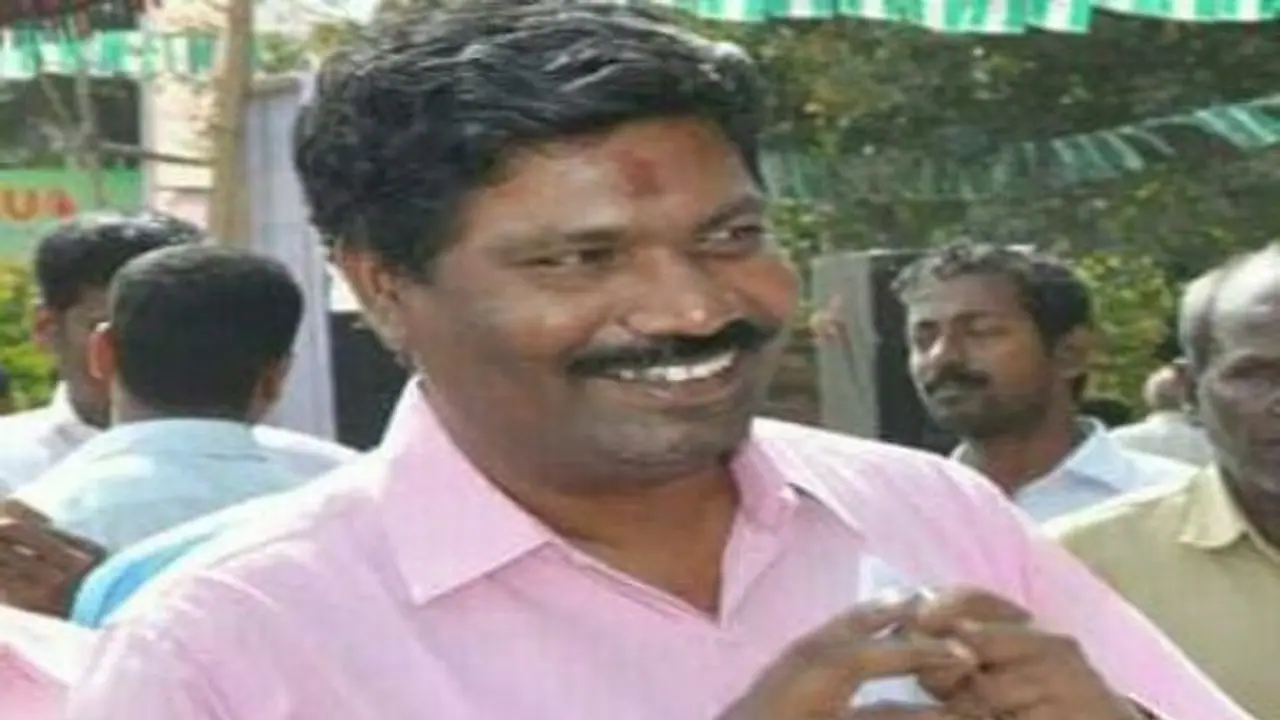 ரயில்வே தொழிற்சங்க நிர்வாகி பட்டப் பகலில் வெட்டிக் கொலை … உறவினர்கள் முன்பு வீட்டுக்குள் புகுந்த மர்ம நபர்கள் வெறிச்செயல் !! ரயில்வே தொழிற்சங்க நிர்வாகி பட்டப் பகலில் வெட்டிக் கொலை … உறவினர்கள் முன்பு வீட்டுக்குள் புகுந்த மர்ம நபர்கள் வெறிச்செயல் !!