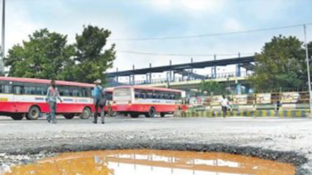 ಬೆಂಗ್ಳೂರಿನ ರಸ್ತೆಗುಂಡಿ ಮುಚ್ಚೋರು ಯಾರು?: ಜನರ ಜೀವಕ್ಕೆ ಬೆಲೆನೇ ಇಲ್ವಾ? ಬೆಂಗ್ಳೂರಿನ ರಸ್ತೆಗುಂಡಿ ಮುಚ್ಚೋರು ಯಾರು?: ಜನರ ಜೀವಕ್ಕೆ ಬೆಲೆನೇ ಇಲ್ವಾ?