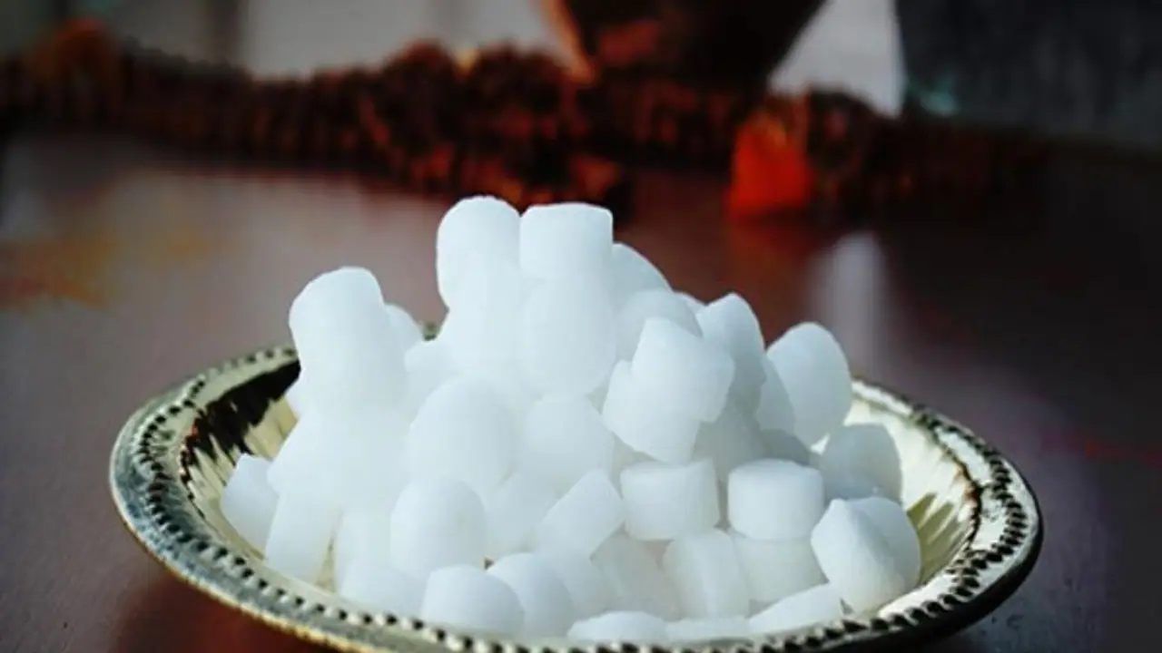 உங்களுக்குத் தெரியுமா? கற்பூரத்தை பயன்படுத்தி இறந்தவர் உடலைகூட பதப்படுத்தலாம்... உங்களுக்குத் தெரியுமா? கற்பூரத்தை பயன்படுத்தி இறந்தவர் உடலைகூட பதப்படுத்தலாம்...