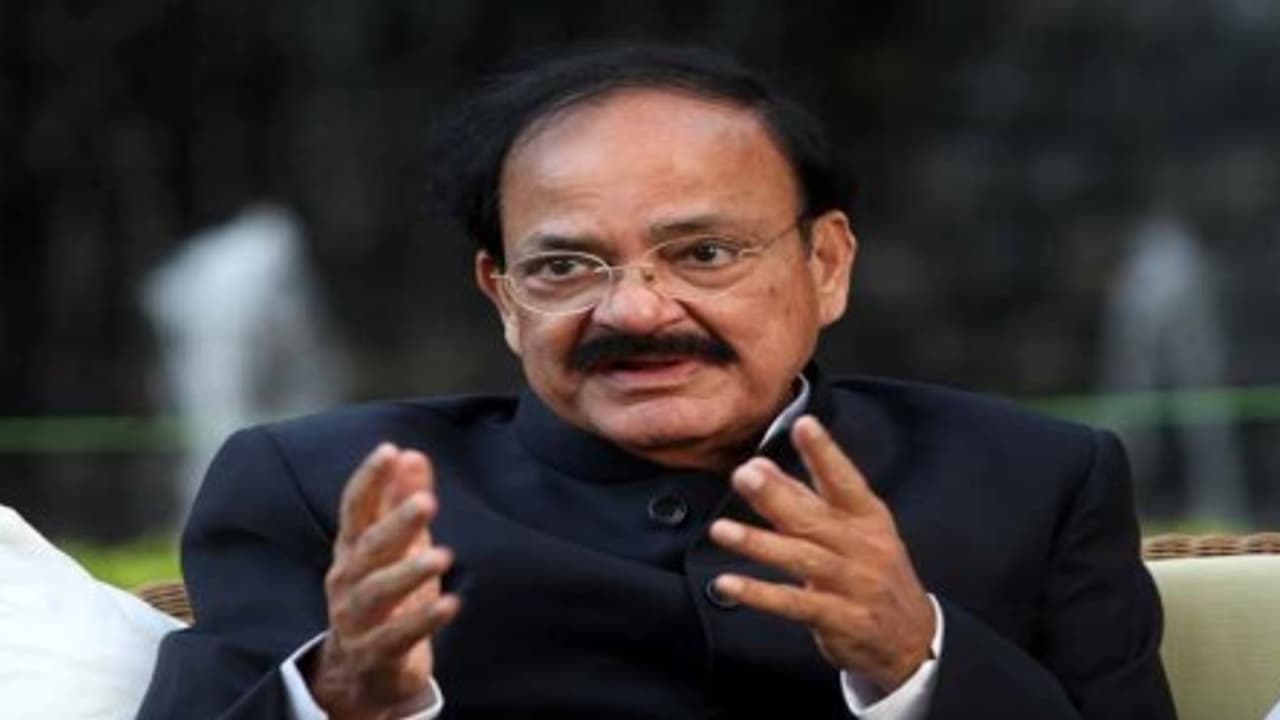 ఫిరాయింపు ఎమ్మెల్యేలపై చర్యలు తీసుకోవాలి.. వెంకయ్యనాయుడు ఫిరాయింపు ఎమ్మెల్యేలపై చర్యలు తీసుకోవాలి.. వెంకయ్యనాయుడు